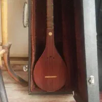 سه تار کاسه یک تکه مهر یا برند دهقانی|سازهای سنتی|صدرا-فارس, فاز ۱|دیوار