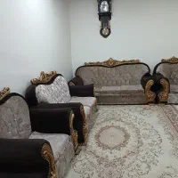 مبلمان هفت نفره تمیز همراه با میز جلو مبلی