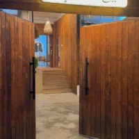 یک نیرو خانوم برای نظافت یک کافه واقع در منظریه