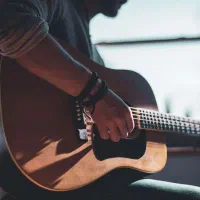 آموزش تخصصی گیتار کلاسیک و پاپ و آواز