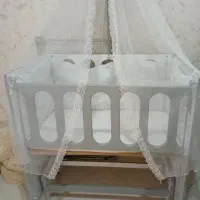 تخت کنار مادر.گهواره