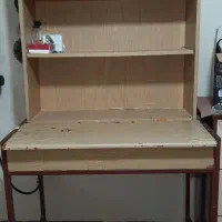 میز تحریر و کتابخانه