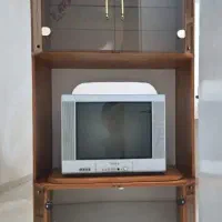 تلویزیون و میز چوبی قدیمی