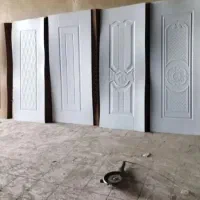 درب چوبی رنگی با چهارچوب آهنی