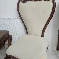 دو عدد صندلی میزبان به همراه میز عسلی