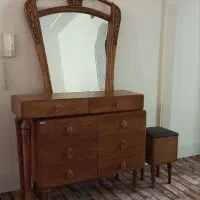 تخت  و تشک و میز آرایش چوبی در حد نو