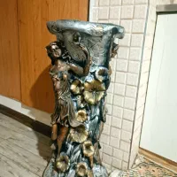 میز و مجسمه