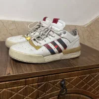 چند مدل کتونی در یک آگهی ورق بزنید