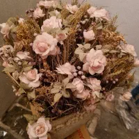 گلدان با گلهای مصنوعی