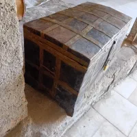 صندوقچه قدیمی و تاریخی برای قرن ۱۲۰۰|کلکسیون اشیاء عتیقه|لالجین, |دیوار