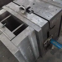 به یک نفرکارگر ساده و کمک قالبساز