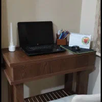 یک عدد میز چوبی کافی بار بسیار زیبا و کم جا