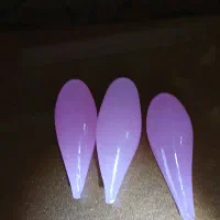 این خوشه انگور سنگی بسیار قدیمی بارنگ انگور واقعی