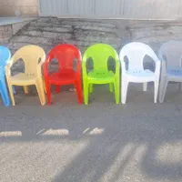 صندلی پلاستیکی دسته دار رنگارنگ