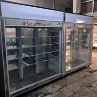 دو عدد یخچال صنعتی دو طرف تمام نما