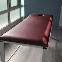 تخت ثابت ماساژ و معاینه، پایه فلزی مقاوم