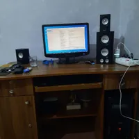 کامپیوتر به همراه میز