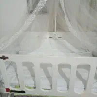 تخت بچه کنار مادر