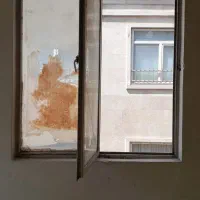 ۵ عدد پنجره آهنی و یک درب بالکن اهنی