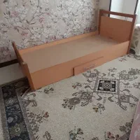 تخت یک نفره با تشک در حد نو و کاملا تمیز