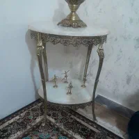 میز تلفن بزرگ با یک لوستر سه شاخه زیبا