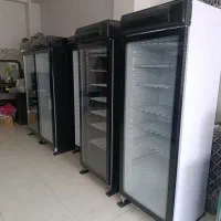 تعدادی فریزر و یخچال ویترینی ایسناده تک درب .