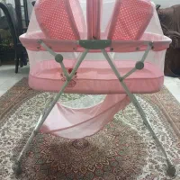 تخت کنار مادر
