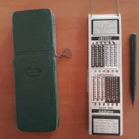 ماشین حساب مکانیکی دستی و خط کش محاسباتی