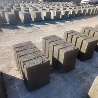 کارگر برای تولید جدول با دستگاه اتوماتیک
