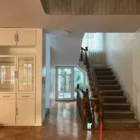 نیروی خدماتی جوان در دبستان دخترانه