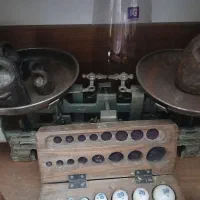ترازوی دو کفه ای