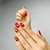 خدمات کاشت وزیبایی ناخن و کف سابی و خرید موی طبیعی|خدمات آرایشگری و زیبایی|محمدیه-قزوین, |دیوار