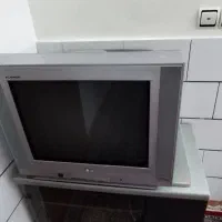 یک عدد تلویزیون ال جی اصلی به همراه میز