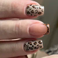 کاشت و ترمیم و طراحی ناخن
