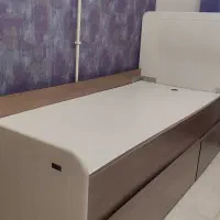 تخت یک نفره وکتابخانه یا دکوری