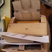 تعدادی پرینتر، فکس، تلفن