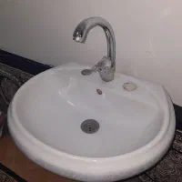 روشویی به همراه شیر و آینه