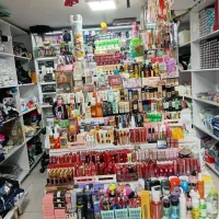 فروشنده خانم برای لوازم ارایشی