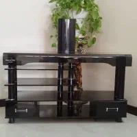 میز شیشه‌ای زیر تلویزیونی