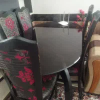 میز ناهارخوری ۶ نفره ۵تا صندلی داره