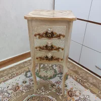 میز زیر تلفن