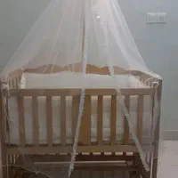 تخت گهواره شو کنار مادری نو نو چوب