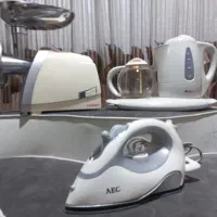 یک دستگاه اتو،چرخ گوشت،چای ساز