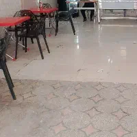 یک خانم برای مشتری جواب دادن توی رستوران