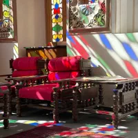 مبل چایچی عتیقه با میز و عسلی بسیار تمیز