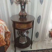 میز تلفن و گلدان مناسب