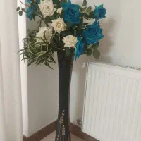 میز تلویزیون و گل و گلدان