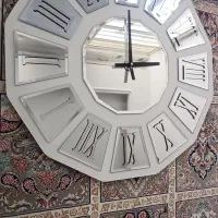 ساعت اینه ای رنگ سفید در حد نو هست سالم و تمیز