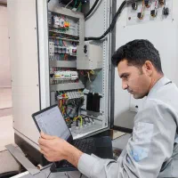 مونتاژ تابلو PLC|ماشینآلات صنعتی|اشکذر, |دیوار