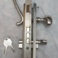 دستگیره و قفل درب چوبی